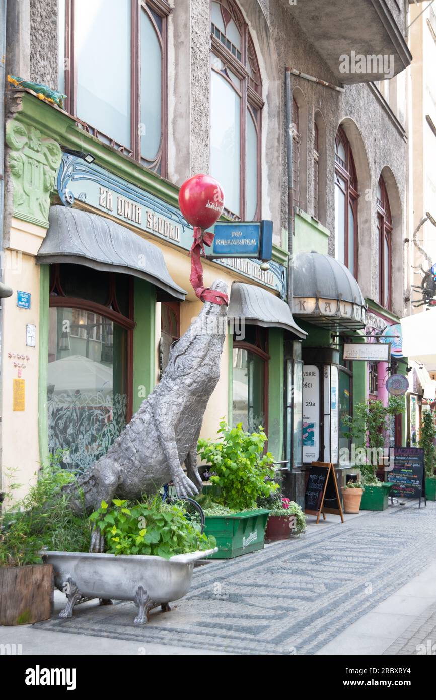 Krokodil, außerhalb Kalambur Bar & Cafe, Breslau, Polen. Stockfoto