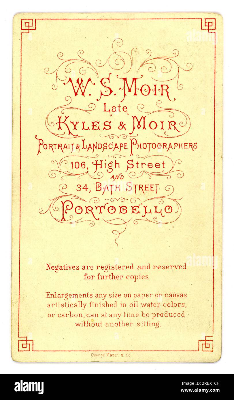 Rückseite CDV Original viktorianische CDV (Visite-Karte oder Visitenkarte) aus dem Fotostudio von W.S. Moir, das Studios in der 34 Bath St & 106 High St. hatte Portobello, in der Nähe von Edinburgh, Schottland. Datiert von 1883 bis 1887. Stockfoto