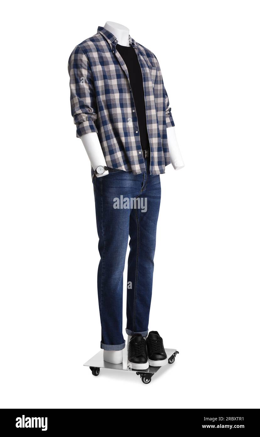 Männliche Schaufensterpuppe mit Schuhen in modischem Hemd und Jeans isoliert auf Weiß Stockfoto