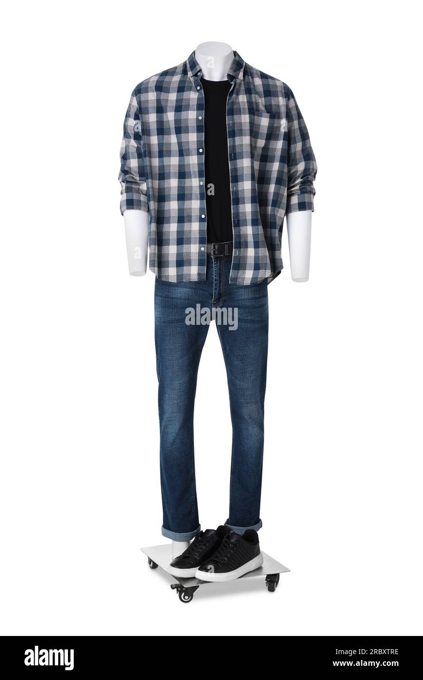 Männliche Schaufensterpuppe mit Schuhen in modischem Hemd und Jeans isoliert auf Weiß Stockfoto
