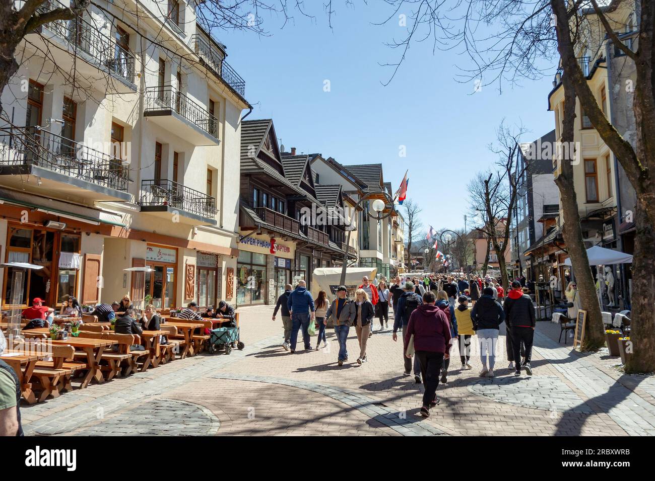 ZAKOPANE, POLEN - 1. MAI 2023: Krupowki Straße im Zentrum der Stadt Zakopane in der Hohen Tatra Stockfoto