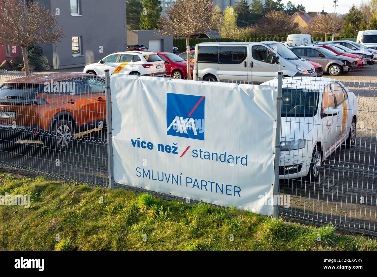 SENOV, TSCHECHISCHE REPUBLIK - 31. MÄRZ 2023: Banner der AXA Pojistovna Versicherungsgesellschaft in der Autowerkstatt für Verkehrsunfälle Stockfoto