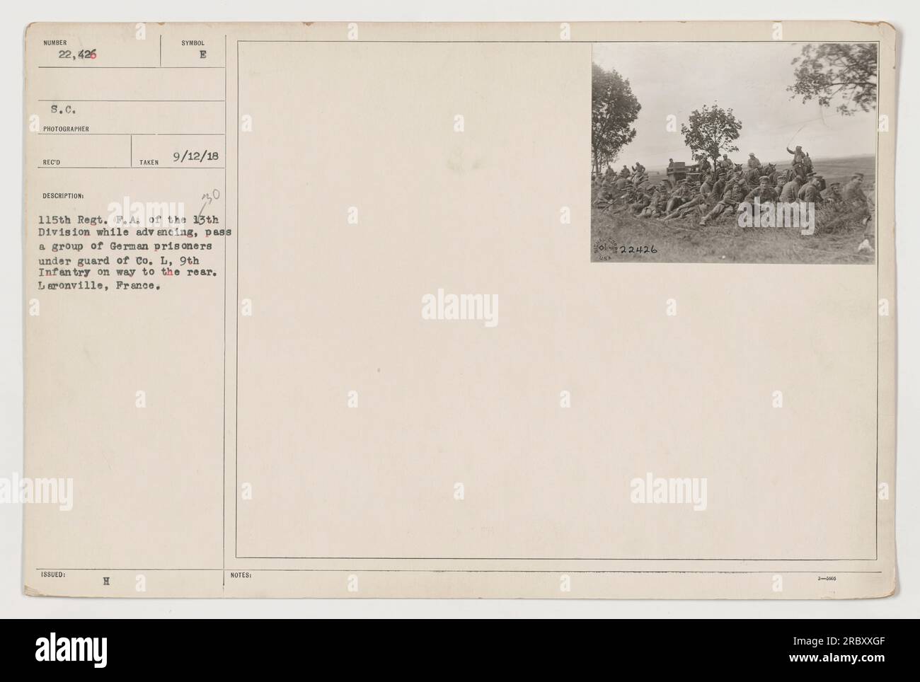 Auf diesem Foto rückt das 115. Regiment der 13. Division vor, während es eine Gruppe deutscher Gefangener passiert, die von Mitgliedern der Co. Bewacht werden L, 9. Infanterie. Das Bild wurde am 12. September 1918 in Laronville, Frankreich, aufgenommen. Dieses Bild hat die Nummer 22.426 und wurde von einem amerikanischen Fotografen namens Seco aufgenommen. Stockfoto