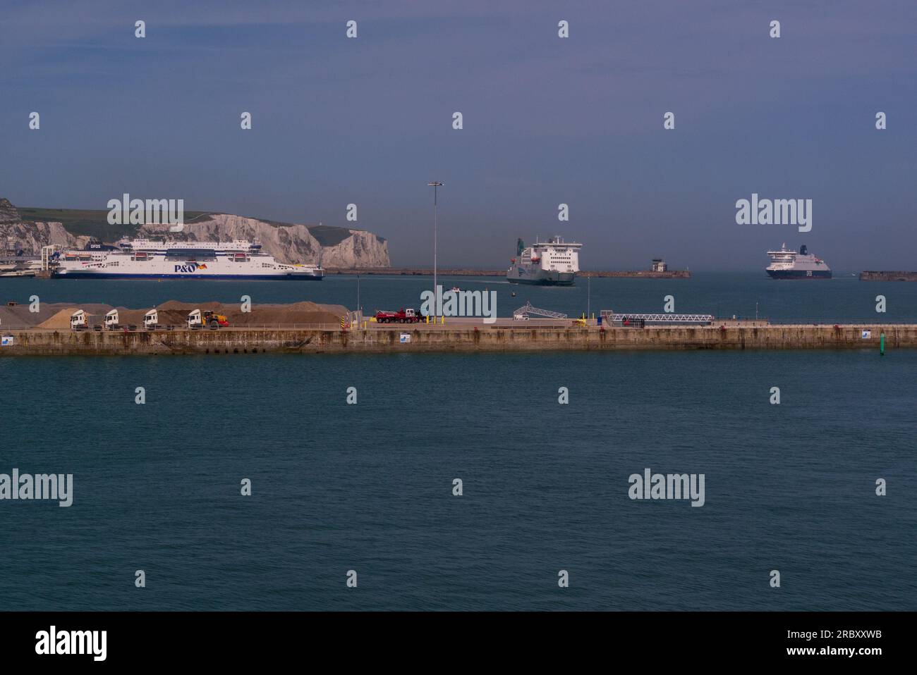 Blick über den Fährhafen von Dover vom Kreuzfahrtanleger mit festgelegter P&O-Fähre, Abfahrt der irischen Fähre und Ankunft der DFDS-Fähre Kent England UK an einem wunderschönen Tag Stockfoto