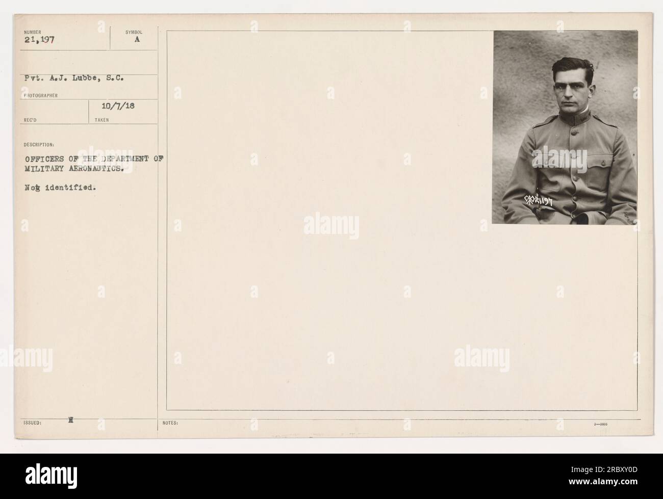 Pvt. A.J. Lubbe, S.C., auf Foto Nummer 21.197, aufgenommen von einem nicht identifizierten Fotografen, zeigt Offiziere des Department of Military Aeronautics während des Ersten Weltkriegs. Die Polizisten auf dem Foto sind nicht identifiziert. Die zusätzlichen Hinweise zeigen, dass das Bild am 7. Oktober 1918 empfangen wurde und das Symbol A verwendet. Die Beschreibung bestätigt die Art des Fotos von Beamten, die in der Abteilung tätig sind. Stockfoto