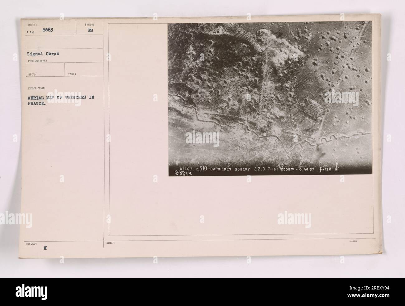 Luftkarte von Gräben in Frankreich während des Ersten Weltkriegs. Das Foto zeigt detaillierte Gräben zusammen mit entsprechenden Notizen wie ICA-510-CARRIERES BOHERY und ihren genauen Koordinaten 22,917-16. Das Bild wurde aus einem Flugzeug in einer Höhe von 2000m m um 8:40:37 Uhr morgens aufgenommen. Ihre Referenz ist F-120. Stockfoto