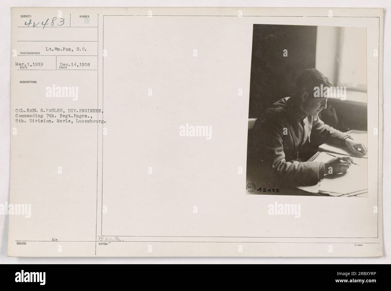 Lieutenant William Fox, S.C., und Colonel Earl G. Paules, Divisionsingenieur der 7. Regimentingenieure, 5. Division, sind auf diesem Foto. Der Standort ist Merle, Luxemburg, aufgenommen am 14. Dezember 1918. Das Foto hat die Nummer 42483 und wurde vom Fotografen am 1. März, 1919 Rico, aufgenommen. Stockfoto