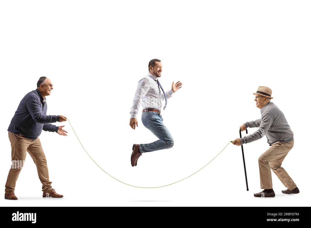 Männer halten ein Seil und springen isoliert auf weißem Hintergrund Stockfoto
