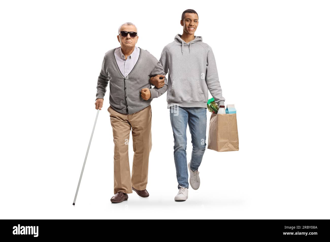 Junger afroamerikanischer Mann mit Einkaufstüten, der mit einem älteren, blinden Mann auf weißem Hintergrund läuft Stockfoto
