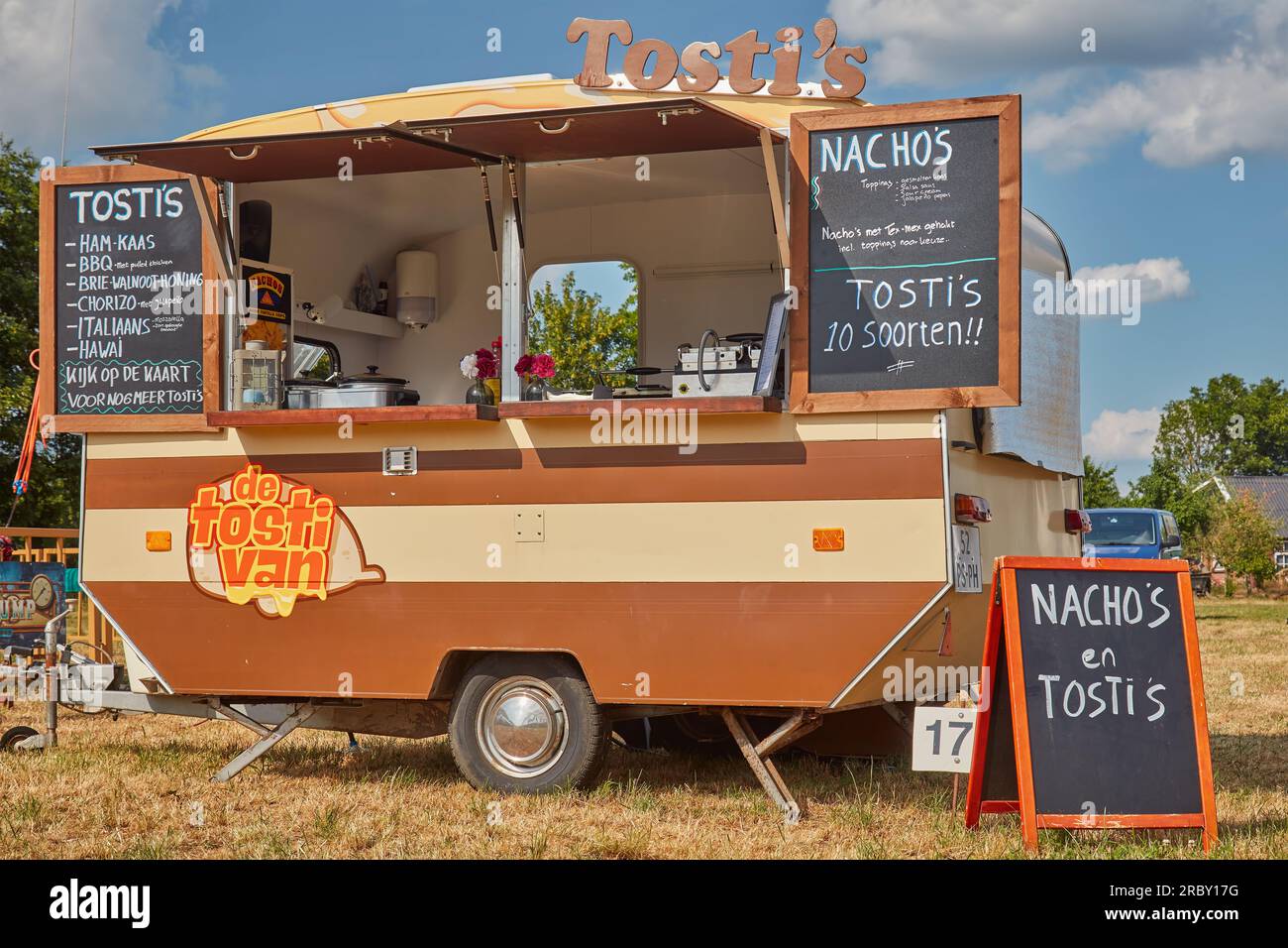 Aalten, Niederlande - 23. Juni 2023: Dekorativer Retro-Caravan Food Truck auf einer Landmesse in Aalten, Niederlande Stockfoto