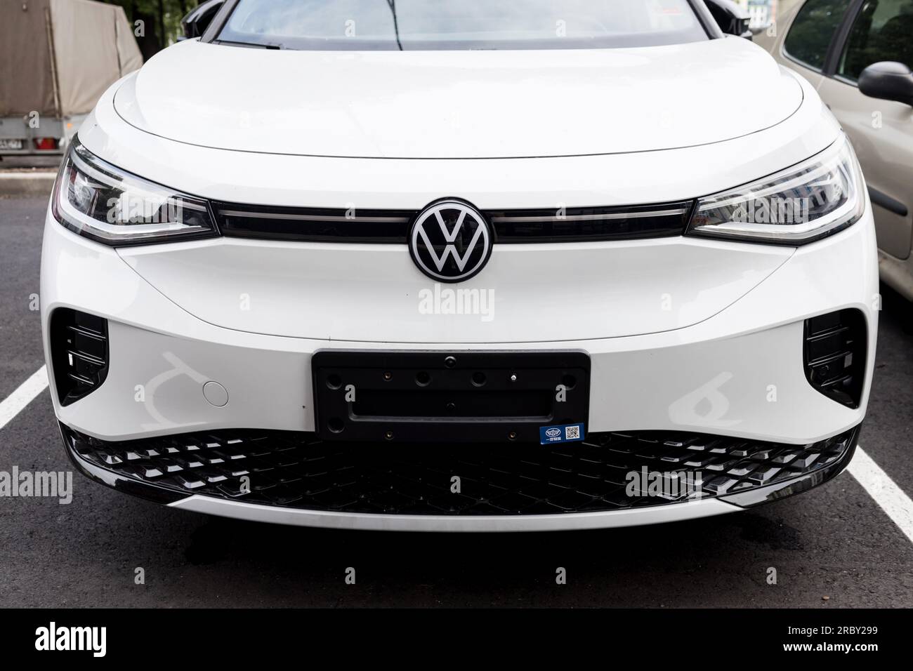 Minsk, Weißrussland, Juli 2023 - Frontsichtscheinwerfer Volkswagen ID.4 Elektrofahrzeug auf Parkplatz Stockfoto