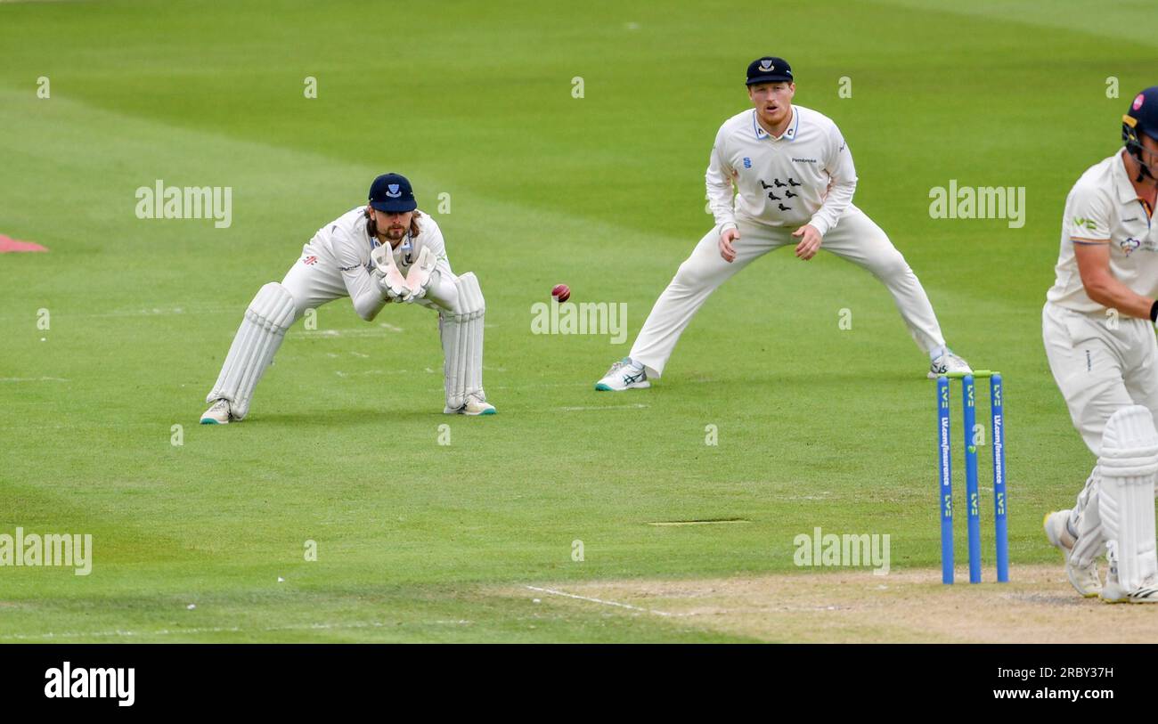 Hove UK 11. Juli 2023 - Sussex Wicketkeeper Oli Carter neben Tom Alsop am 2. Tag des LV= Insurance County Championship Cricket-Spiels gegen Derbyshire auf dem 1. Central County Ground in Hove : Credit Simon Dack /TPI/ Alamy Live News Stockfoto