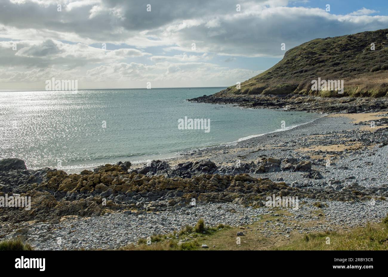 Der kleine Kiesel-/Sandstrand auf der rechten Seite der Port Eynon Bay mit Klippen dahinter auf der Halbinsel Gower und der Küste von südwales Stockfoto