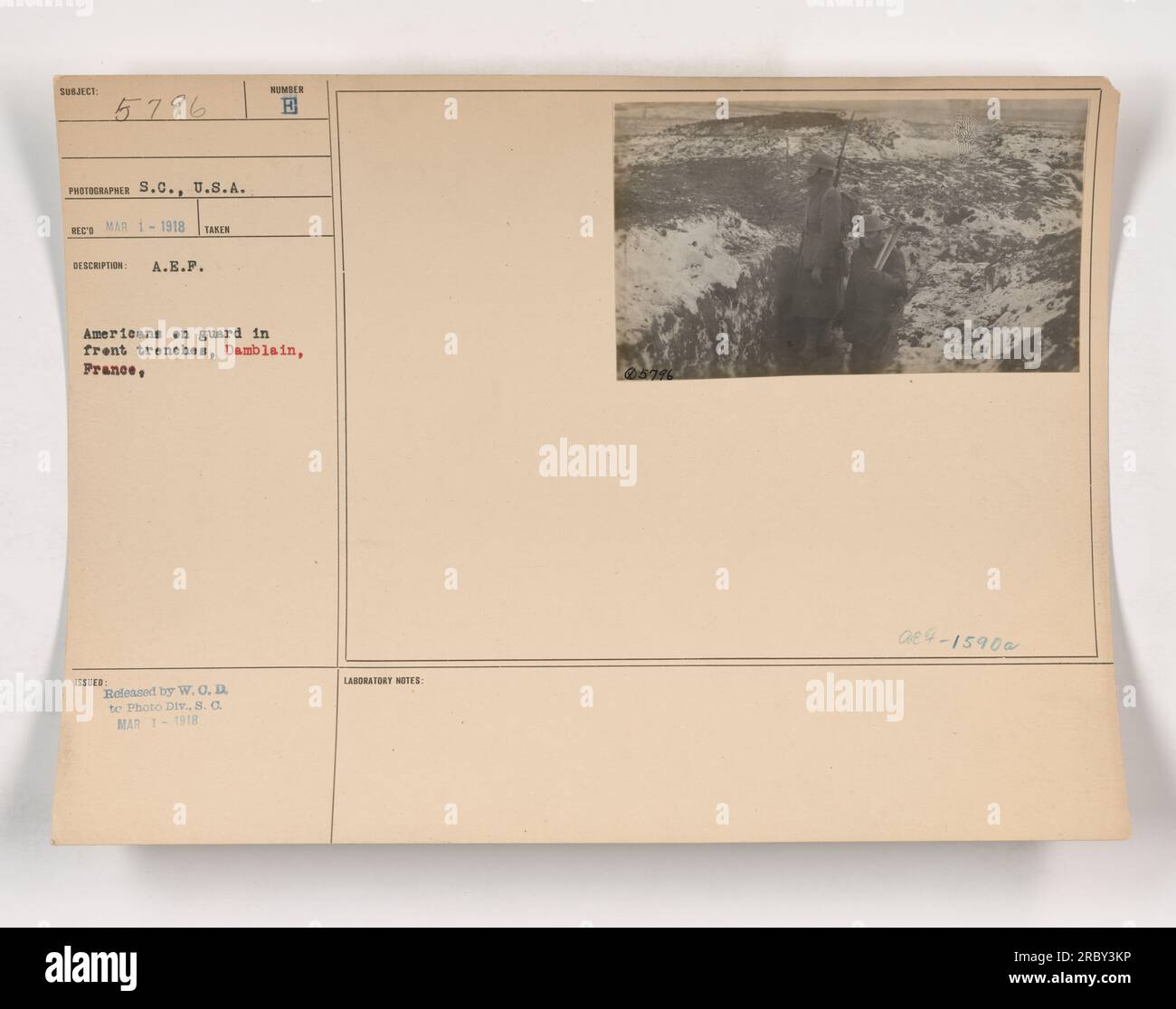Das Bild zeigt amerikanische Soldaten der Fünften Marines, die während des Ersten Weltkriegs Wache in Damblain, Frankreich, standen. Das Foto wurde am 1. März 1918 von S.C., USA, aufgenommen. Es wurde von der A.E.P. herausgegeben und vom Photo Div., 8. W. O., D. Labor veröffentlicht." Stockfoto