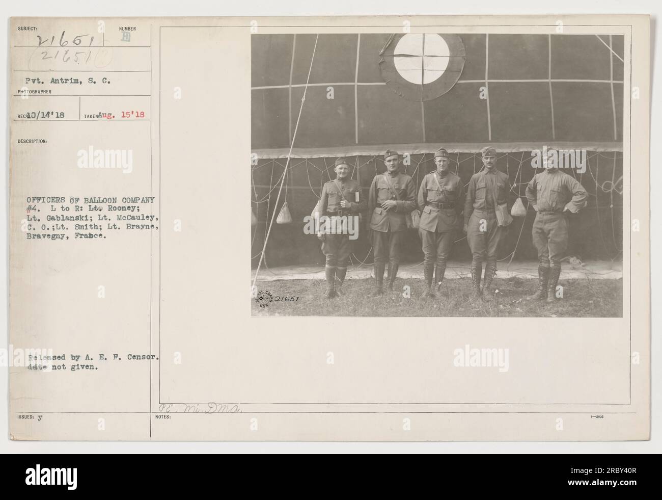 Titel: 'Officers of Balloon Company #4, erster Weltkrieg Von links nach rechts: Leutnant Rooney, Leutnant Gablanski, Leutnant McCauley (befehlshabender Offizier), Leutnant Smith und Leutnant Brayne, Bravegny, Prabce. Foto aufgenommen am 15. Januar 1918. Veröffentlicht von A.E.F. Zensor, Datum nicht angegeben. Fotograf: Pvt. Antrim, S.C. Warenbezeichnung: 21651." Stockfoto