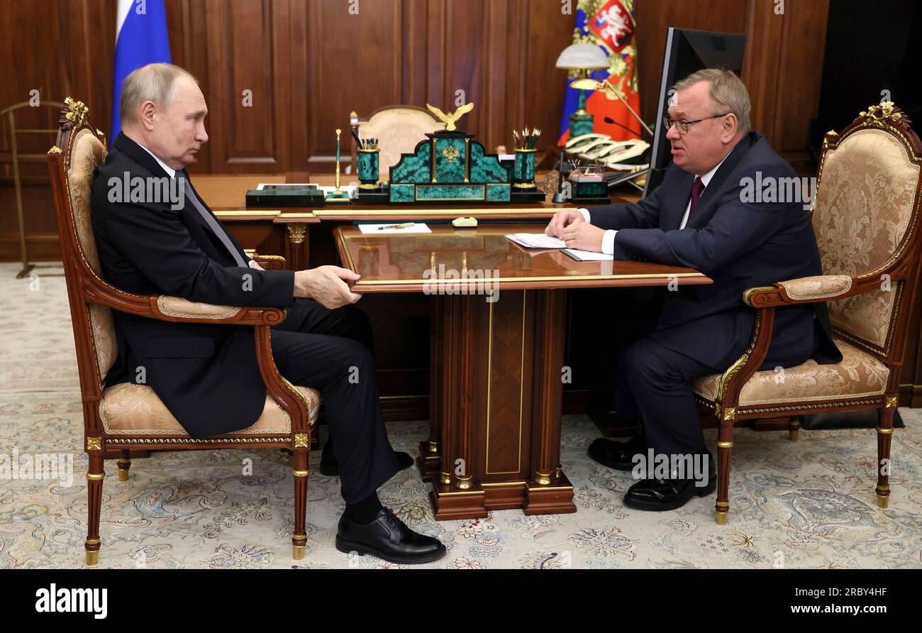 Moskau, Russland. 11. Juli 2023. Russischer Präsident Wladimir Putin anlässlich eines persönlichen Treffens mit dem VTB-Vorsitzenden Andrey Kostin, rechts, im Kreml am 11. Juli 2023 in Moskau, Russland. Kredit: Alexander Kazakov/Kreml Pool/Alamy Live News Stockfoto