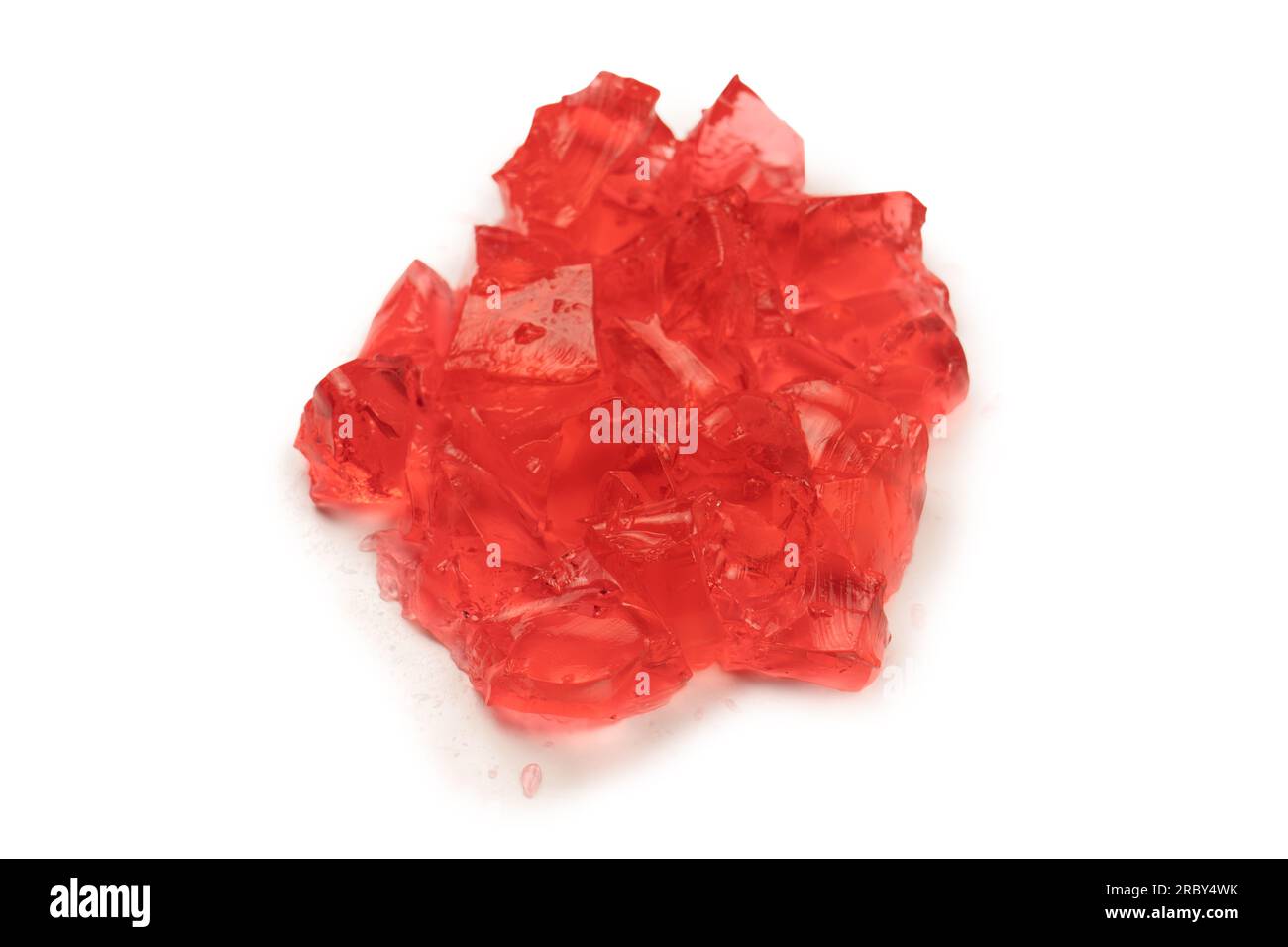 Süßes Fruchtgelee-Dessert isoliert auf weißem Hintergrund. Gelatinewürfel. Stockfoto