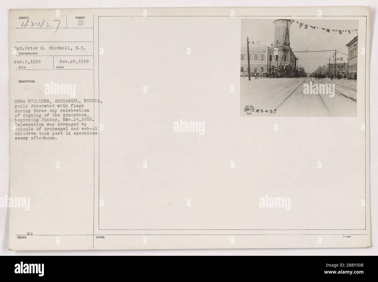 Sgt. Grier M. Shotwell, S.C., hat dieses Foto am 1. März 1918 aufgenommen. Das Bild zeigt das Duma-Gebäude in Erzengel, Russland, das während einer dreitägigen Feier der Unterzeichnung des Waffenstillstands, beginnend am Sonntag, dem 24. November 1918, mit Flaggen geschmückt ist. Die Veranstaltung wurde von Schulen in Archangel organisiert, wobei jeden Nachmittag Schulkinder an Aktivitäten teilnahmen. Dieses Bild ist in den Notizen der Sammlung mit 42427 beschriftet. Stockfoto