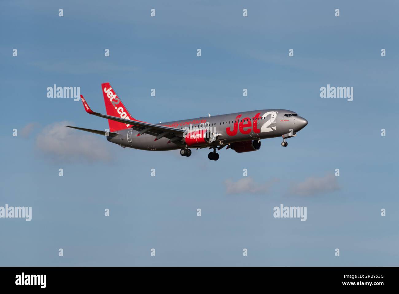 Jet2 Boeing 737 Flugzeug im Finale landen am Flughafen London Stansted, Essex, Großbritannien. Jet2.com Limited, britische Billigfluglinie für Freizeitreisende Stockfoto