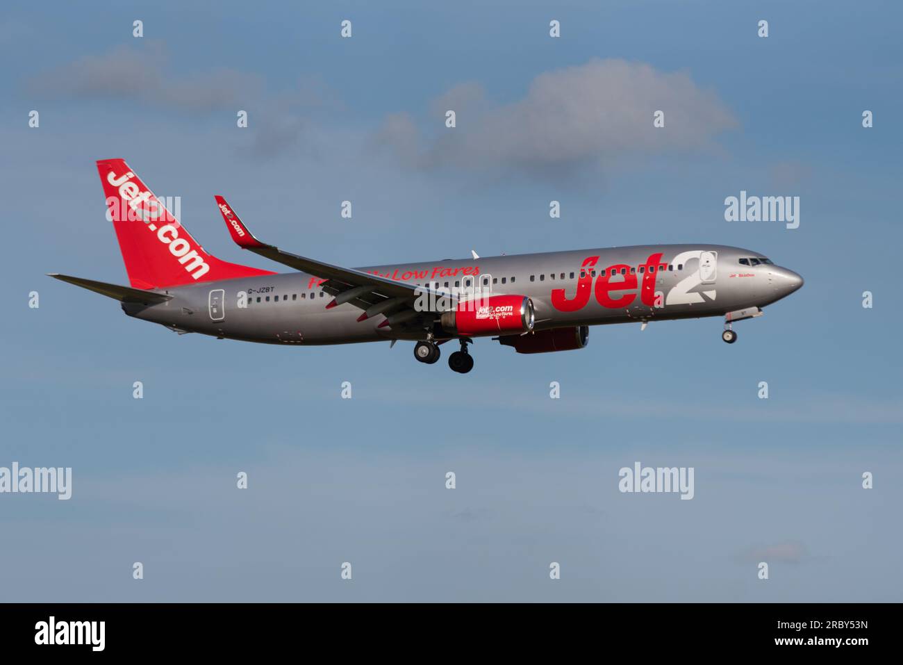 Jet2 Boeing 737 Flugzeug im Finale landen am Flughafen London Stansted, Essex, Großbritannien. Jet2.com Limited, britische Billigfluglinie für Freizeitreisende Stockfoto