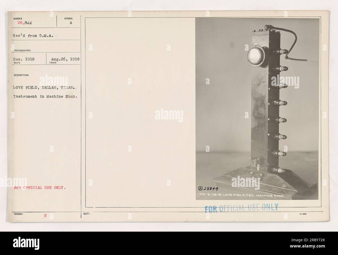 Ein Soldat, der im 1. Weltkrieg in der Maschinenwerkstatt in Love Field, Dallas, Texas an einem Instrument arbeitete Dieses Foto wurde am 26. August 1918 nur für den offiziellen Gebrauch aufgenommen. Stockfoto