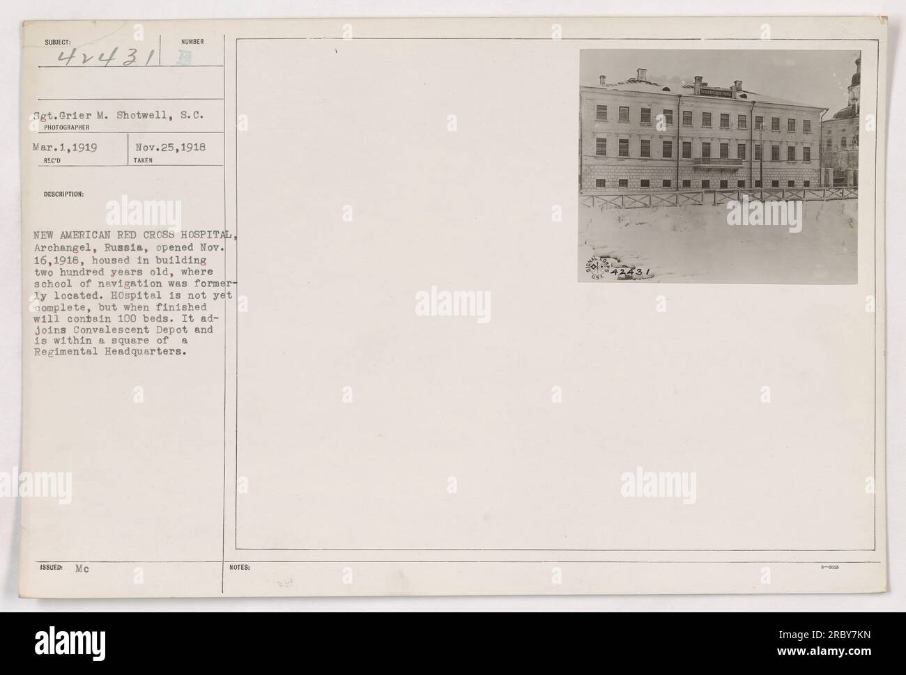 Sgt. Grier M. Shotwell vom Signalkorps hat dieses Foto am 1. März 1919 gemacht. Das Bild zeigt das New American Red Cross Hospital in Archangel, Russland, das am 16. November 1918 offiziell eröffnet wurde. Das Krankenhaus befindet sich in einem 200 Jahre alten Gebäude, in dem früher eine Navigationsschule untergebracht war. Obwohl es noch nicht fertig gestellt ist, ist es für 100 Betten vorgesehen und liegt neben einem Erholungslager innerhalb eines Platzes eines Regimentalen Hauptquartiers. Stockfoto