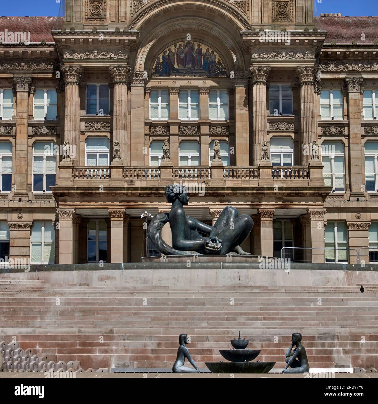 Birmingham, Victoria Square, Figur von Dhruva Mistry - Spitzname "Floozie in the Jacuzzi, Birmingham Council House England UK Stockfoto