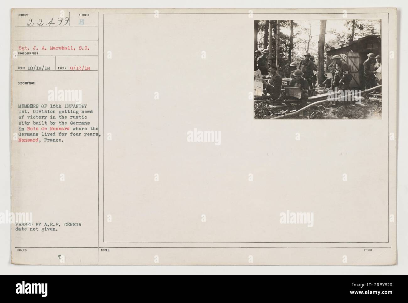 Soldaten der 16. Infanterie, 1. Division, empfangen Nachricht vom Sieg in Nonsard, Frankreich. Das Foto zeigt eine rustikale Stadt, die von den Deutschen während ihrer vierjährigen Besetzung erbaut wurde. Ausgestellt und übergeben von A.E.F.-Zensor, mit unbestimmtem Datum. Sergeant J. A. Marshall vom Signalkorps machte das Foto am 13. September 1918. Stockfoto