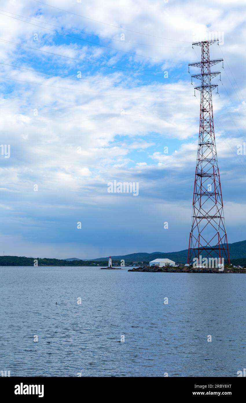 Strom Pylon Overhead Tower Power Line und Marine Lighthouse. Wladiwostok. Russland Stockfoto
