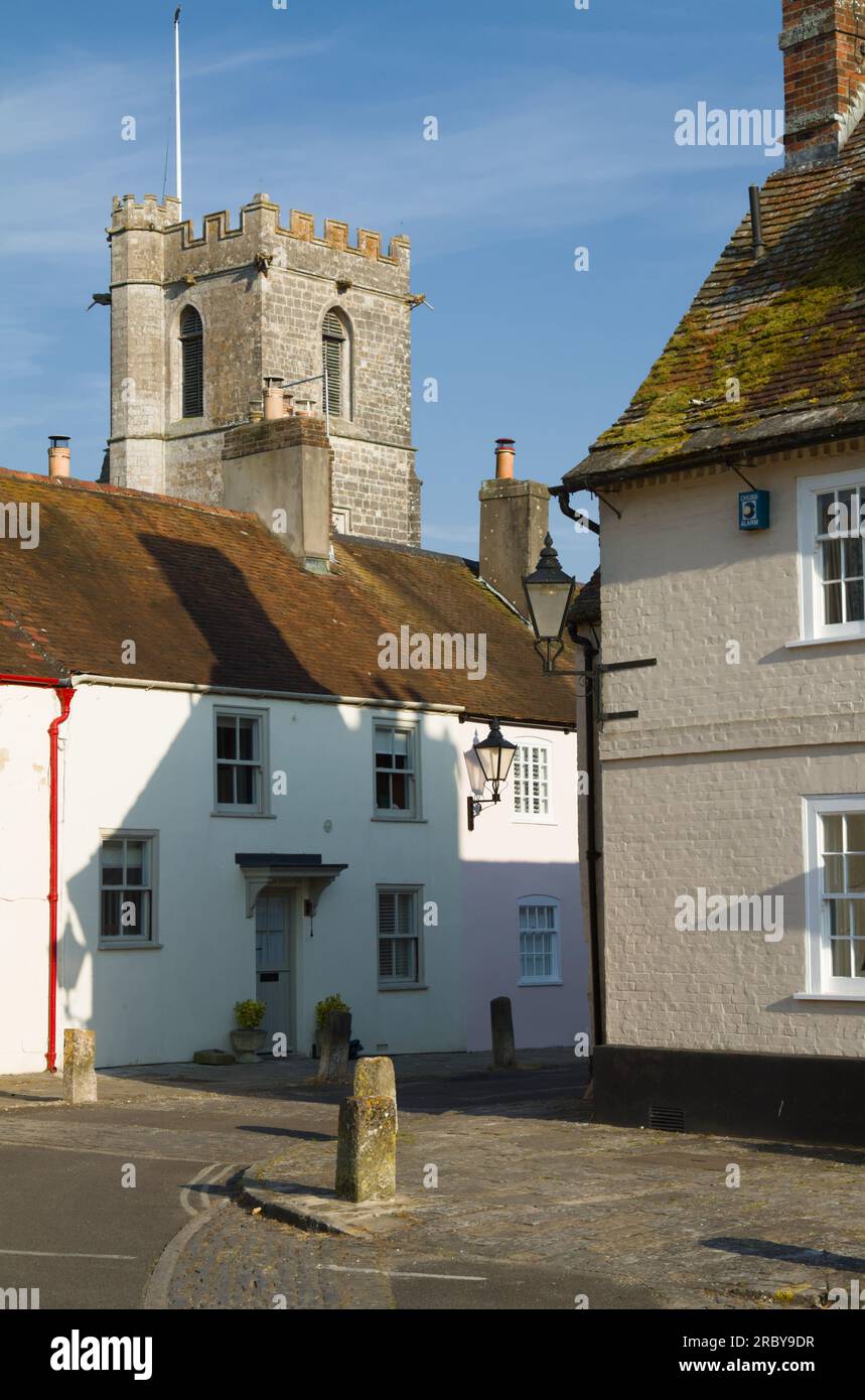 Alte Häuser an der Ecke des Saint Johns Hill mit Lady Saint Mary Priory Church im Hintergrund, Wareham, Dorset UK Stockfoto