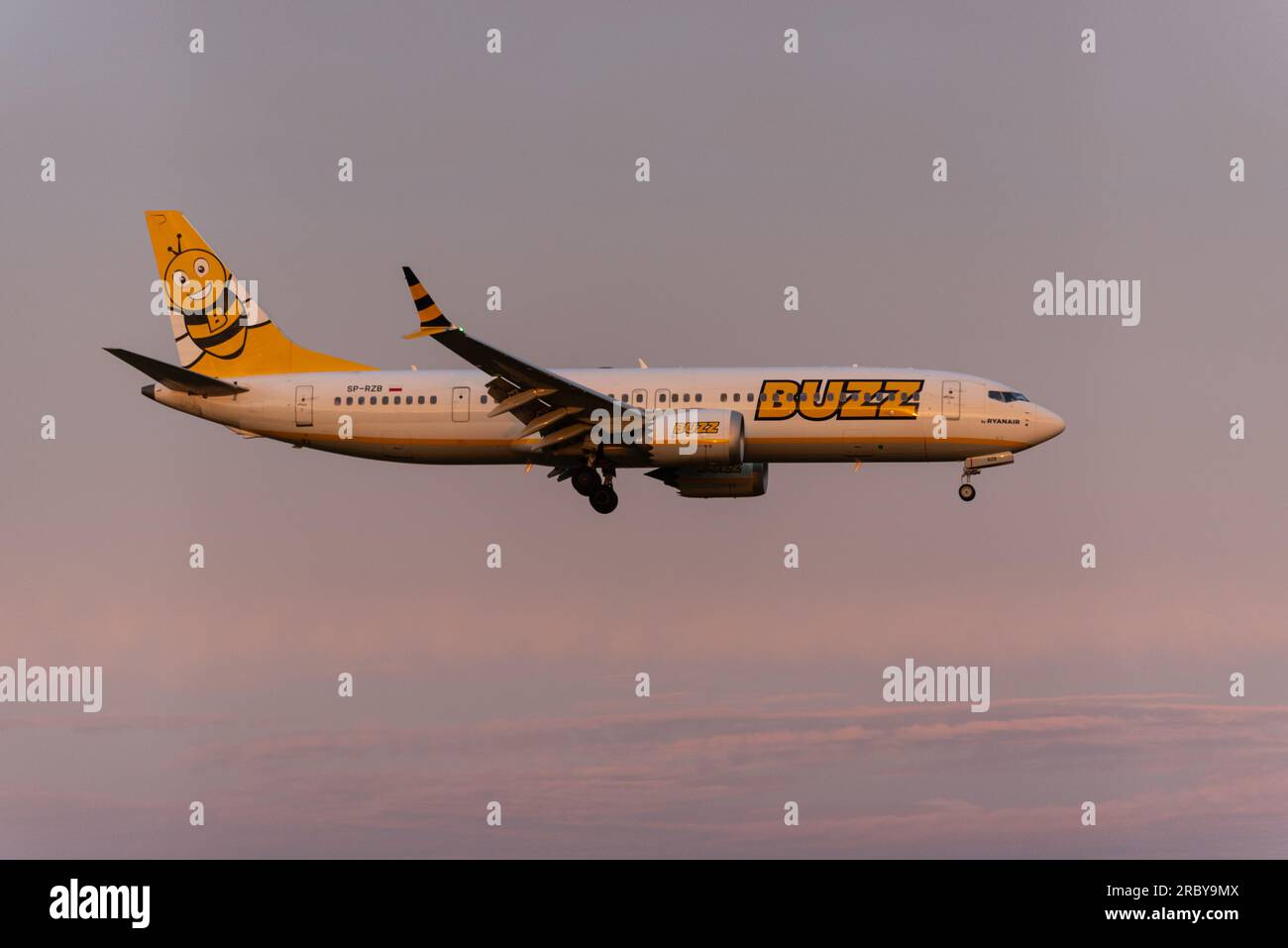 Buzz Airline Boeing 737 MAX auf Finale am Flughafen London Stansted, Essex, Großbritannien. Boeing 737-8-200 MAX. Buzz ist eine polnische Fluggesellschaft von Ryanair Stockfoto