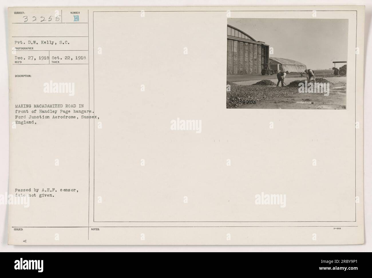 Soldier Pvt. D.W. Kelly vom Signalkorps ist auf diesem Foto zu sehen, das am 22. Oktober 1918 am Ford Junction Aerodrome in Sussex, England, aufgenommen wurde. Das Bild zeigt Pvt. Kelly, die beim Bau einer makadamisierten Straße vor den Handley Page Hangars hilft. Das Foto wurde vom A.E.F.-Zensor genehmigt, enthält jedoch kein bestimmtes Ausgabedatum. Stockfoto