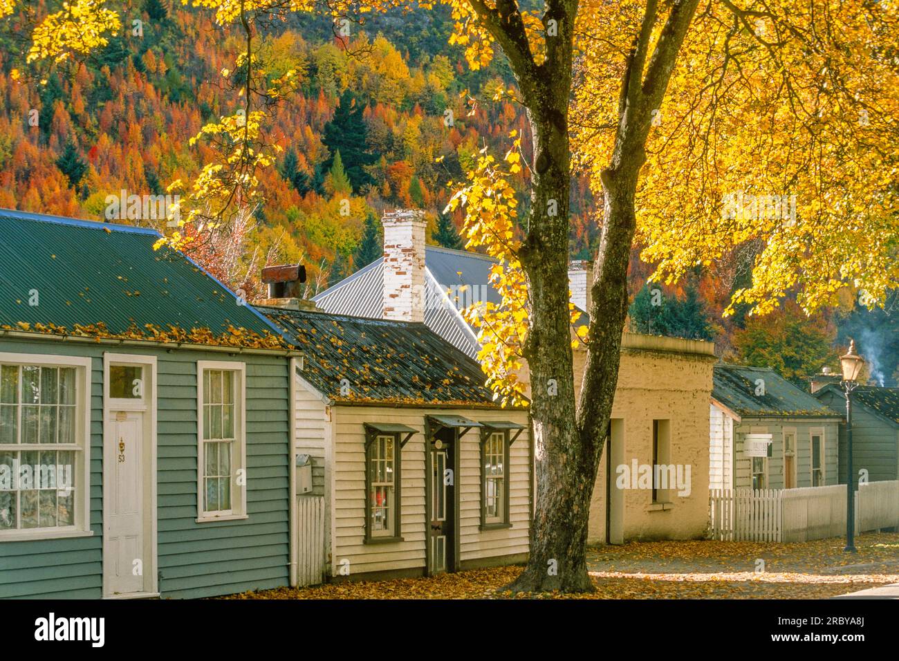 Alte Häuser in der historischen Goldgräberstadt Arrowtown im Herbst, Arrowtown, Otago, Neuseeland, Südwestpazifik Stockfoto