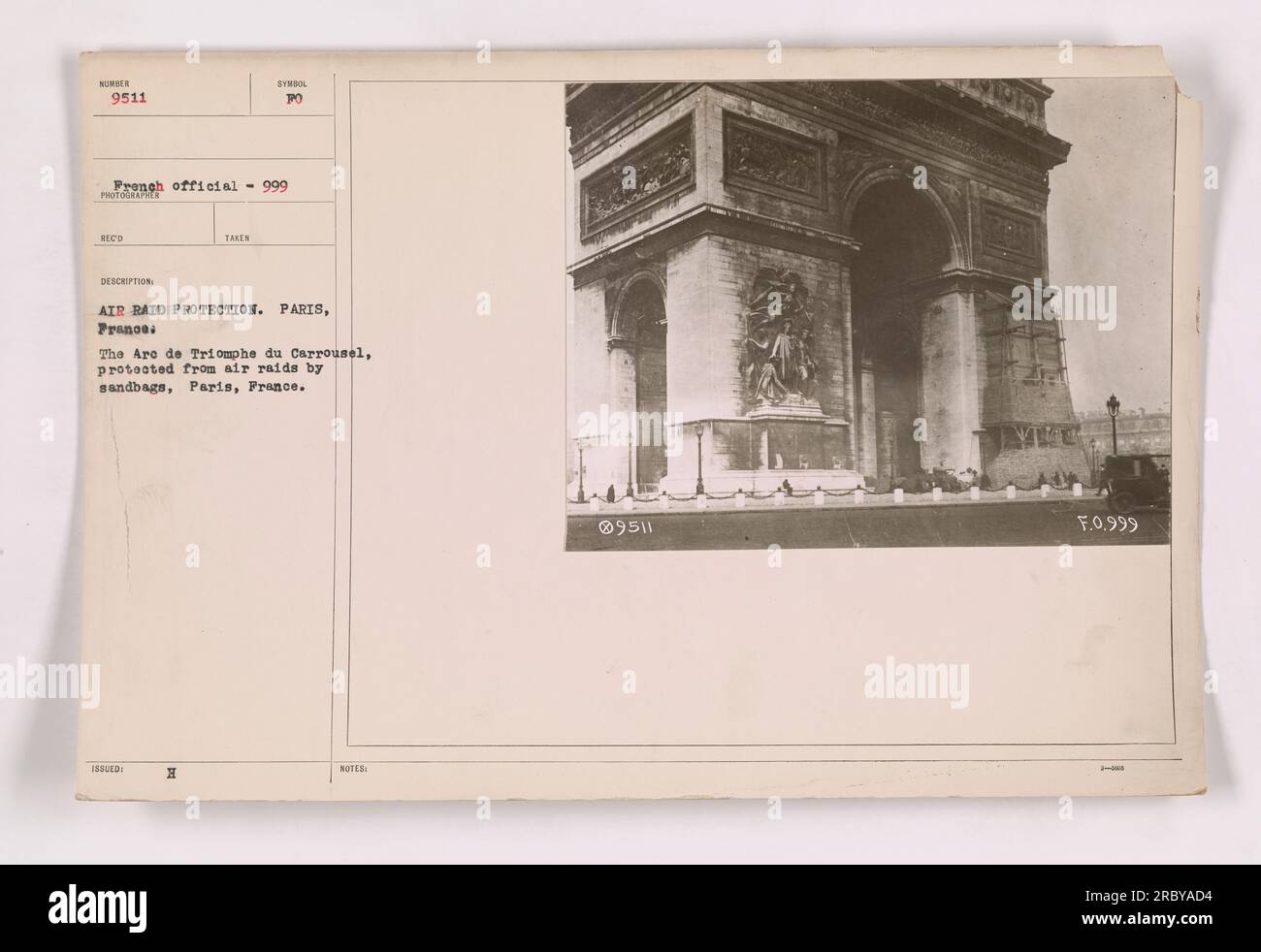 Der Arc de Triomphe du Carrousel in Paris, Frankreich, geschützt vor Luftangriffen mit Sandsäcken. Dieses offizielle französische Foto zeigt die Vorsichtsmaßnahmen, die während des Ersten Weltkriegs zum Schutz vor Luftangriffen in der Stadt getroffen wurden. Das Bild zeigt einen historischen Moment in der Kriegsgeschichte. Stockfoto