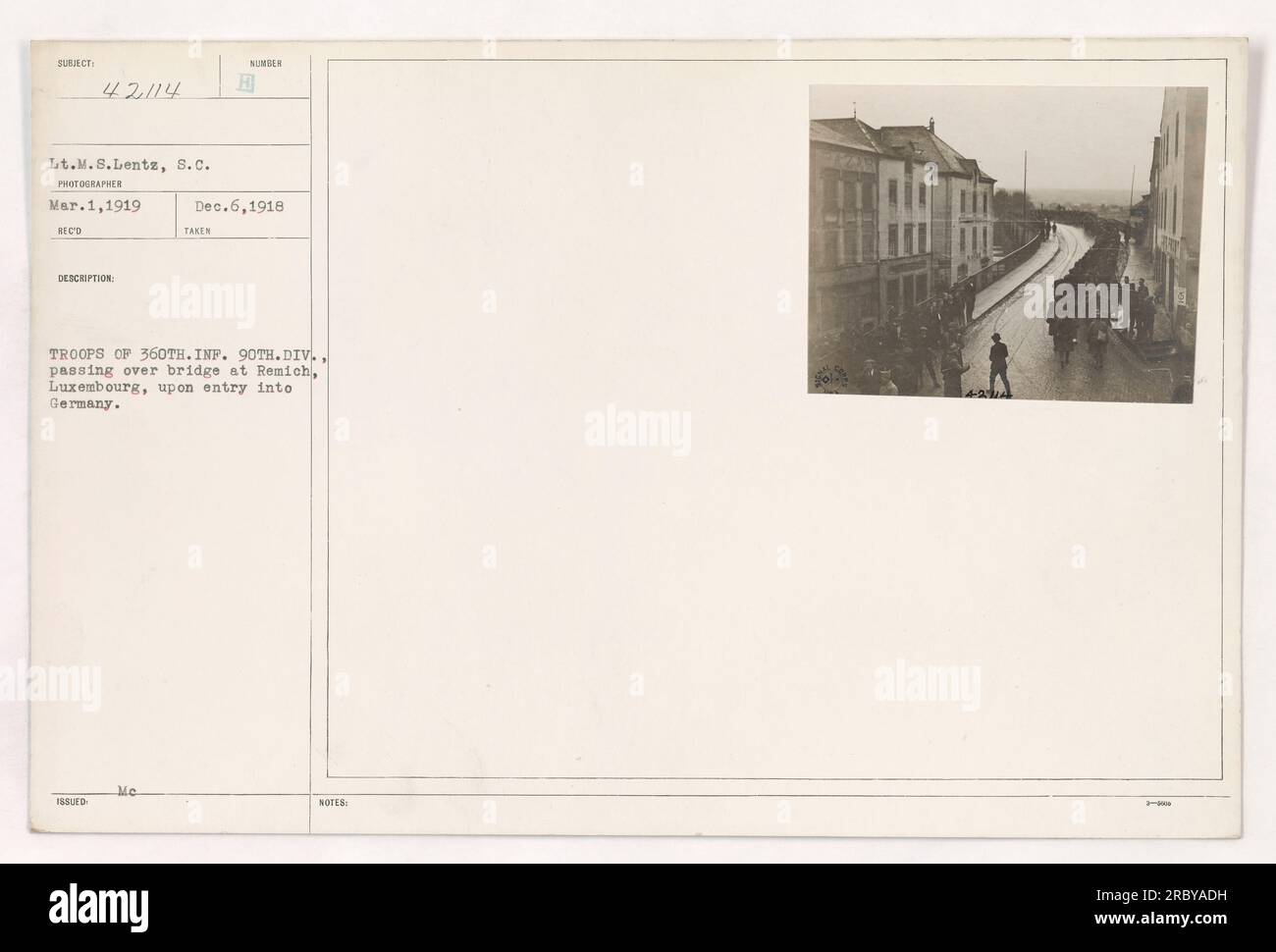Truppen der 360. Infanterie, 90. Division, überqueren eine Brücke in Remich, Luxemburg, während sie nach Deutschland einreisen. Dieses Foto wurde am 1. März 1919 von Lieutenant MS aufgenommen Lentz vom Signalkorps. Die Truppen waren Teil der Besatzungsstreitkräfte in Deutschland nach dem Ersten Weltkrieg. Stockfoto