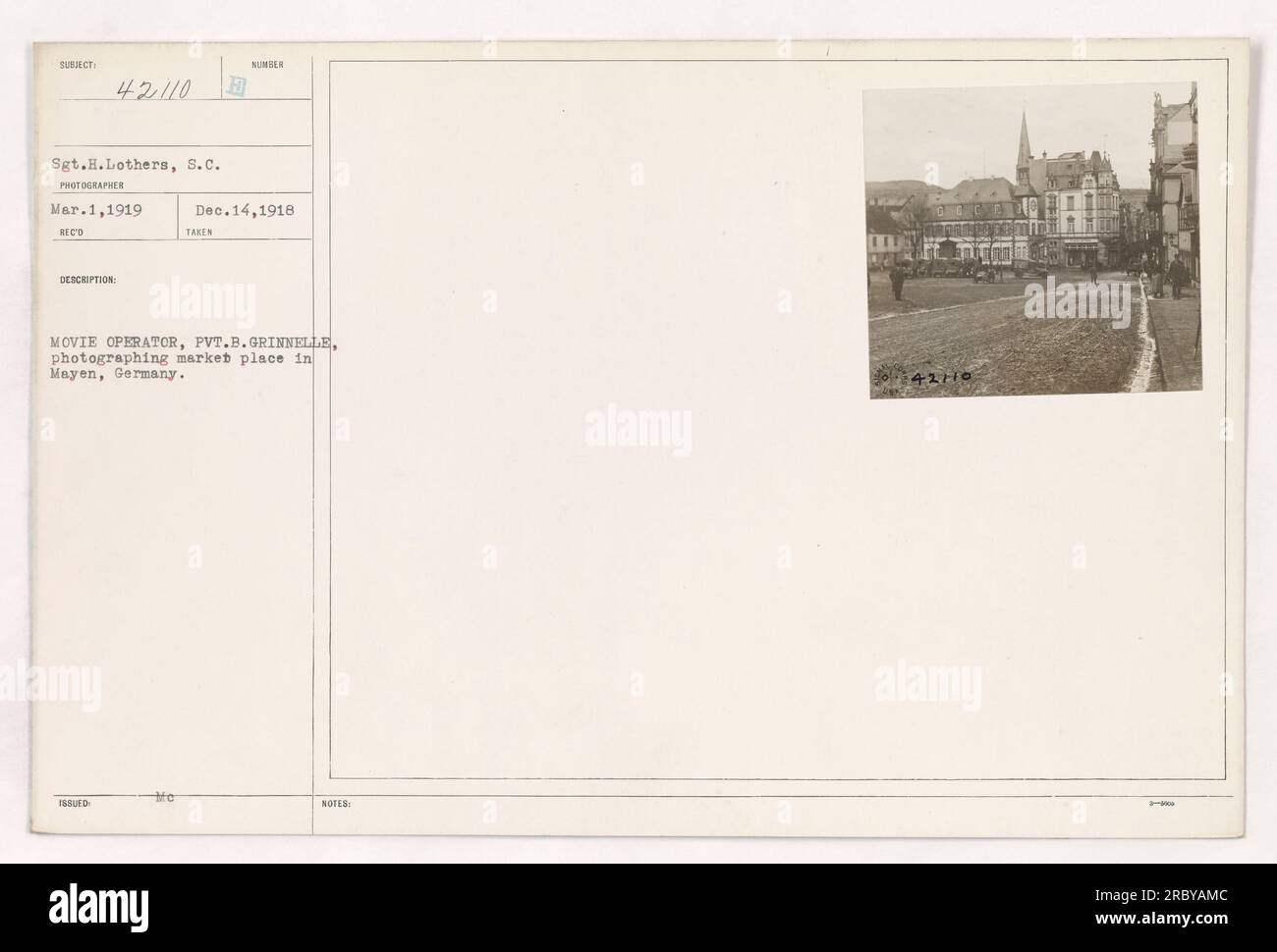 Sergeant H. Lothers, Mitglied des Signalkorps, wird in Mayen gesehen, wie er eine Filmkamera bedient. Das Foto wurde am 1. März 1919 aufgenommen und zeigt Pvt. B. Grinnelle, die den Marktplatz fotografiert. Dieses Bild erhielt die Nummer 42110 und erhielt am 14. Dezember 1918. Die Details wurden in den Hinweisen dokumentiert. Stockfoto