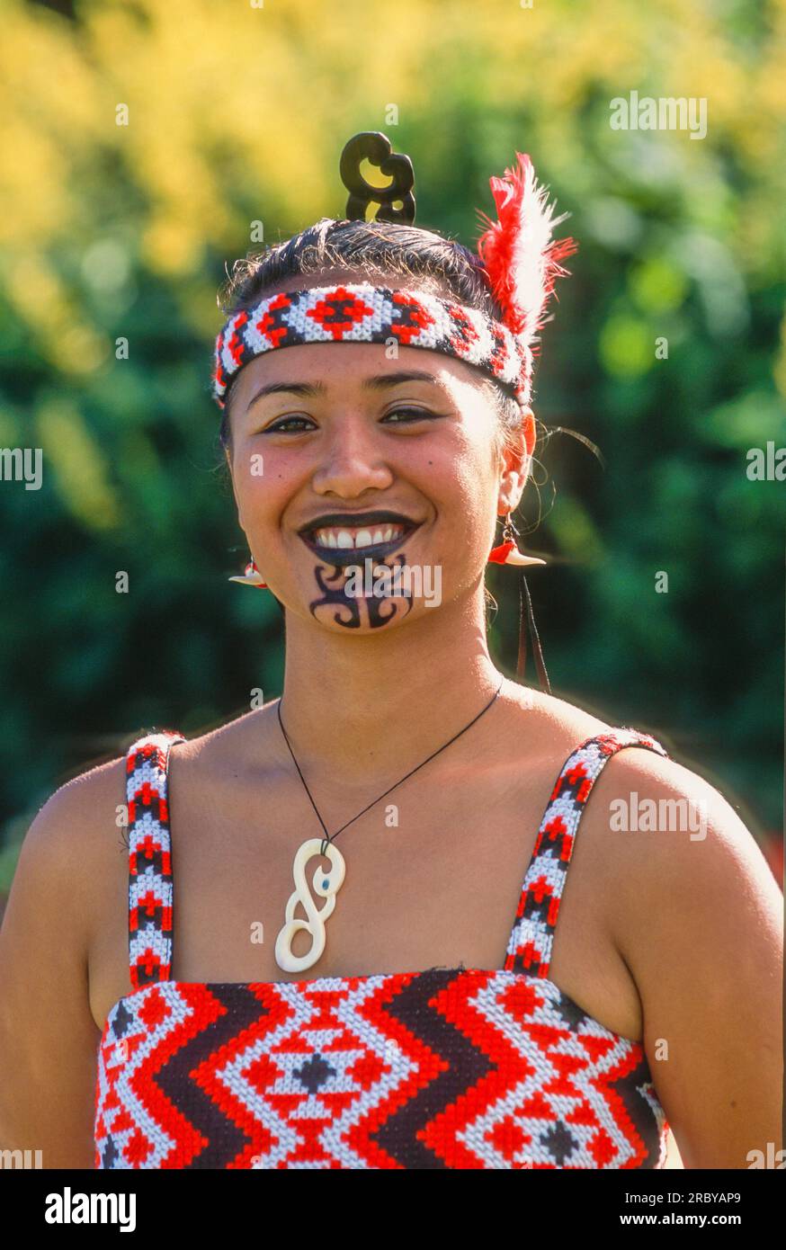 Maori-Frau in traditionellem Kleid, Rotorua, Neuseeland, Südwestpazifik Stockfoto