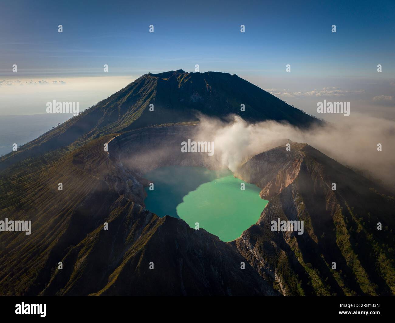 Blick aus der Vogelperspektive auf den Vulkankrater des Mount Kawah Ijen, Ost-Java, Indonesien Stockfoto