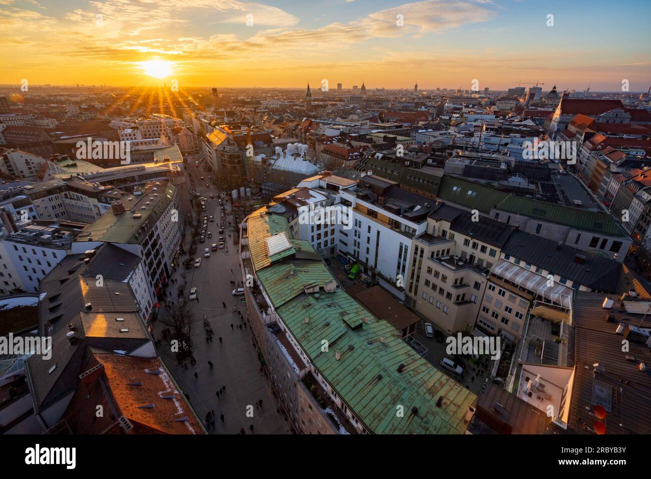 Blick von oben auf die Münchner Stadt, das alte Rathaus und historische Gebäude, Bayern Deutschland Stockfoto
