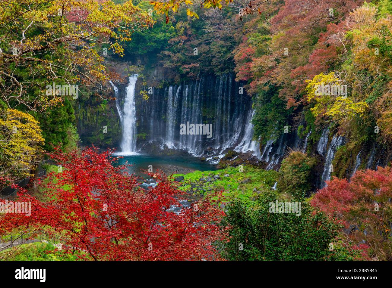 Shiraito Wasserfall im Herbst, Japan Stockfoto