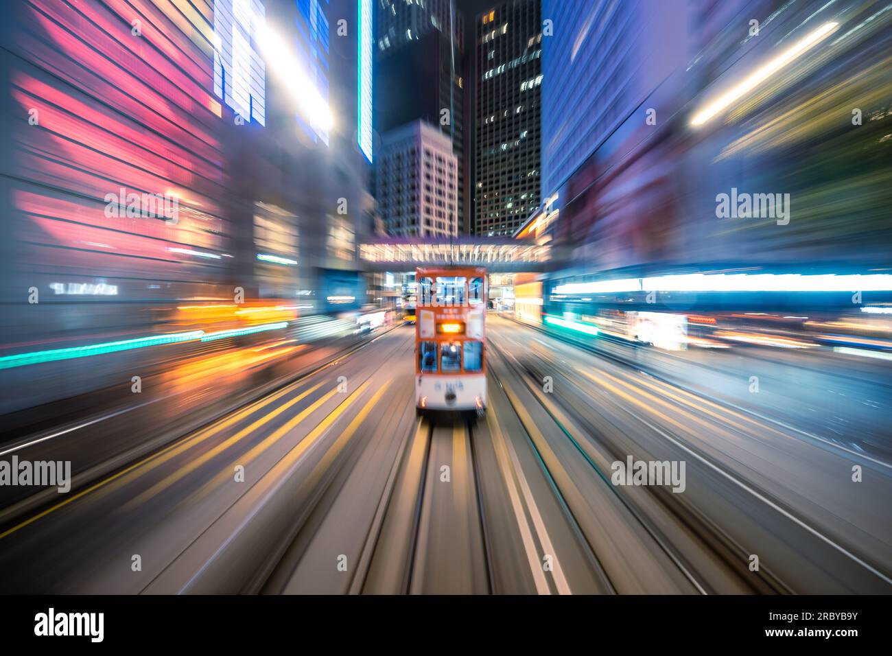 Bewegungsunschärfe von Straßenbahnen, die im zentralen Bezirk, Hongkong, China, verkehren Stockfoto