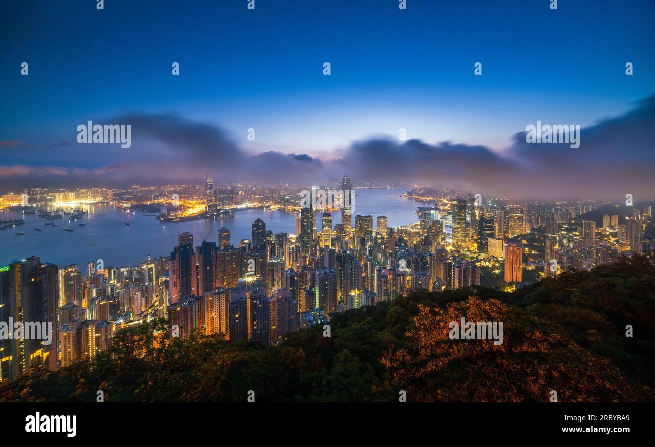 Blick aus der Vogelperspektive auf den Hauptbezirk von Hong Kong und den Victoria Harbour in der Abenddämmerung, China Stockfoto