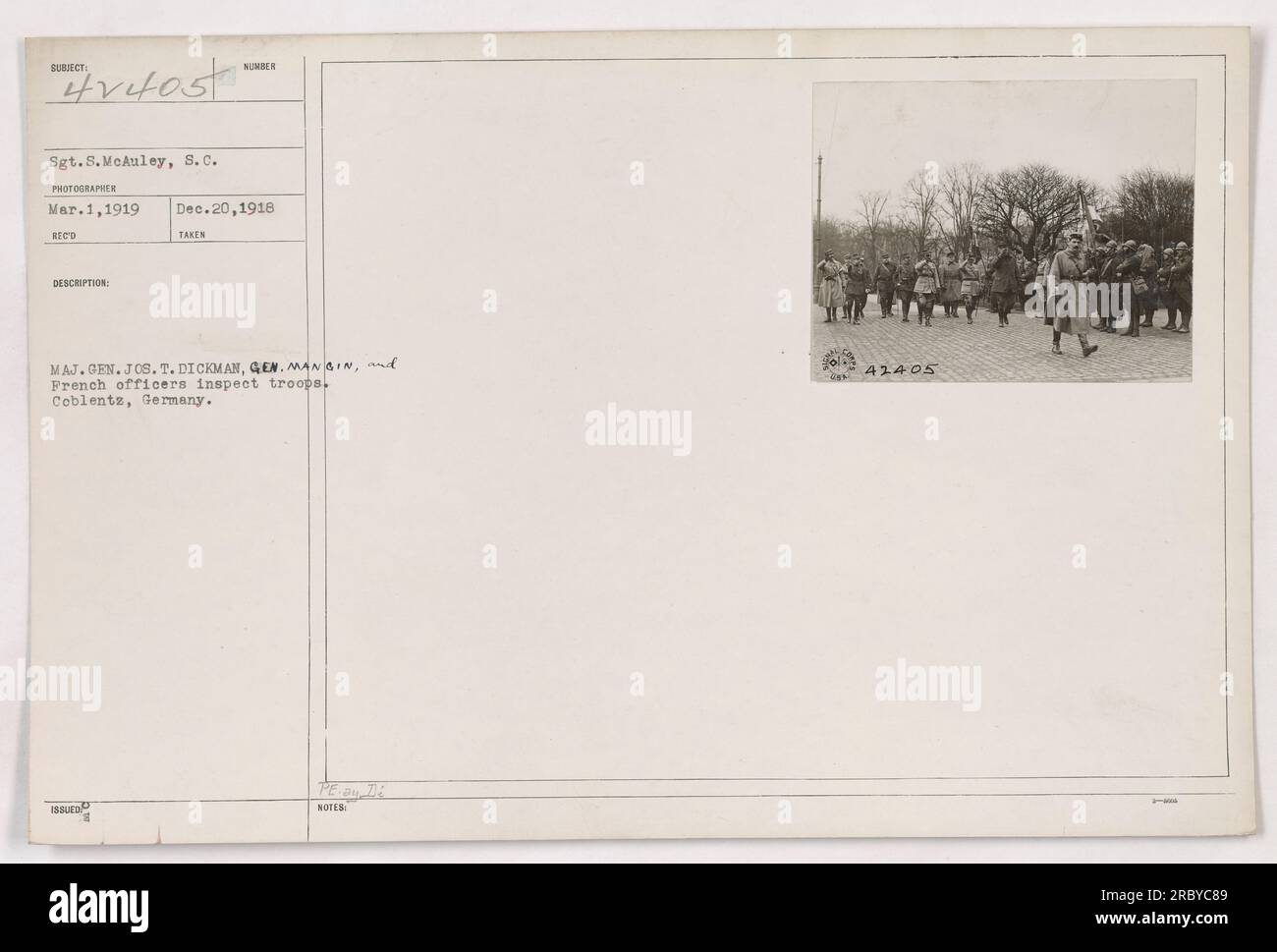 Generalmajor Joseph T. Dickman, General Mangin, und französische Offiziere inspizieren Truppen in Coblentz. Das Foto, aufgenommen am 1. März 1919, ist Teil der Sammlung von Sergeant S. McAuley, S.C. Das Foto ist im offiziellen Protokoll als 111-SC-42405 aufgeführt, wobei die ausgestellte Nummer am 20. Dezember 1918 lautet. Stockfoto