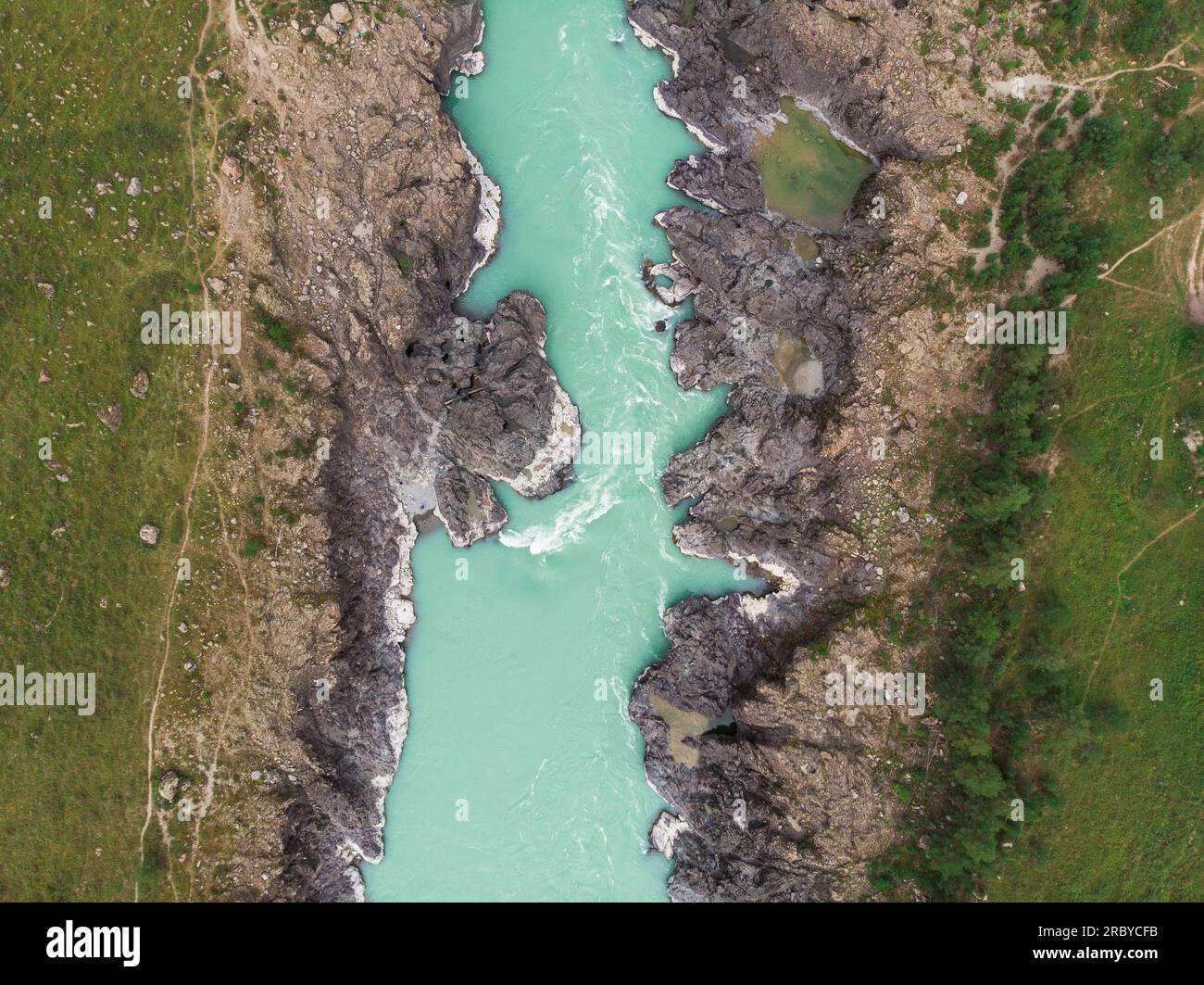 Die Katun-Stromschnellen im Sommer in der Republik Altai, Russland, Altai-Berge, Luftaufnahme von der Drohne Stockfoto