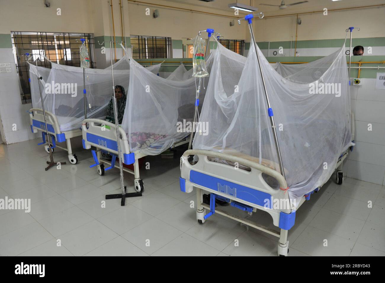 Sylhet, Bangladesch. 11. Juli 2023. Menschen mit Dengue werden in Dengue Corner des Sylhet mag Osmani Medical College Hospital, Bangladesch, behandelt. Mehr als 6 Patienten werden derzeit in dieser Dengue-Ecke behandelt. Die Zahl der in den Krankenhäusern von Bangladesch diagnostizierten Dengue-Patienten nimmt allmählich zu, und die Zahl der Dengue-Fälle und Todesfälle hat in den letzten drei Wochen im ganzen Land alarmierend zugenommen. Am 11. Juli 2023 Sylhet, Bangladesch (Foto: MD Rafayat Haque Khan/Credit: Eyepix Group/Alamy Live News Stockfoto