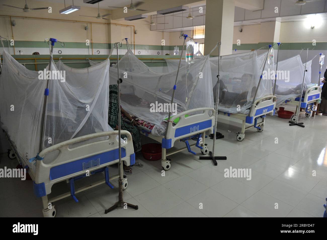 Sylhet, Bangladesch. 11. Juli 2023. Menschen mit Dengue werden in Dengue Corner des Sylhet mag Osmani Medical College Hospital, Bangladesch, behandelt. Mehr als 6 Patienten werden derzeit in dieser Dengue-Ecke behandelt. Die Zahl der in den Krankenhäusern von Bangladesch diagnostizierten Dengue-Patienten nimmt allmählich zu, und die Zahl der Dengue-Fälle und Todesfälle hat in den letzten drei Wochen im ganzen Land alarmierend zugenommen. Am 11. Juli 2023 Sylhet, Bangladesch (Foto: MD Rafayat Haque Khan/Credit: Eyepix Group/Alamy Live News Stockfoto