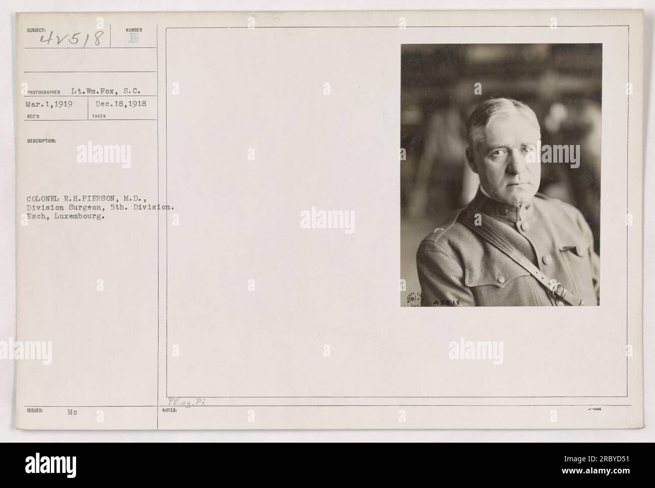Gruppenfoto von Oberst R.H. Pierson, Divisionschirurg der 5. Division, aufgenommen am 1. März 1919 in Esch, Luxemburg. Der Fotograf ist LT. WM. Fox, S.C. Das Foto ging am 18. Dezember 1918 ein. Hinweise darauf, dass es für Militärangehörige ausgestellt wurde. Stockfoto