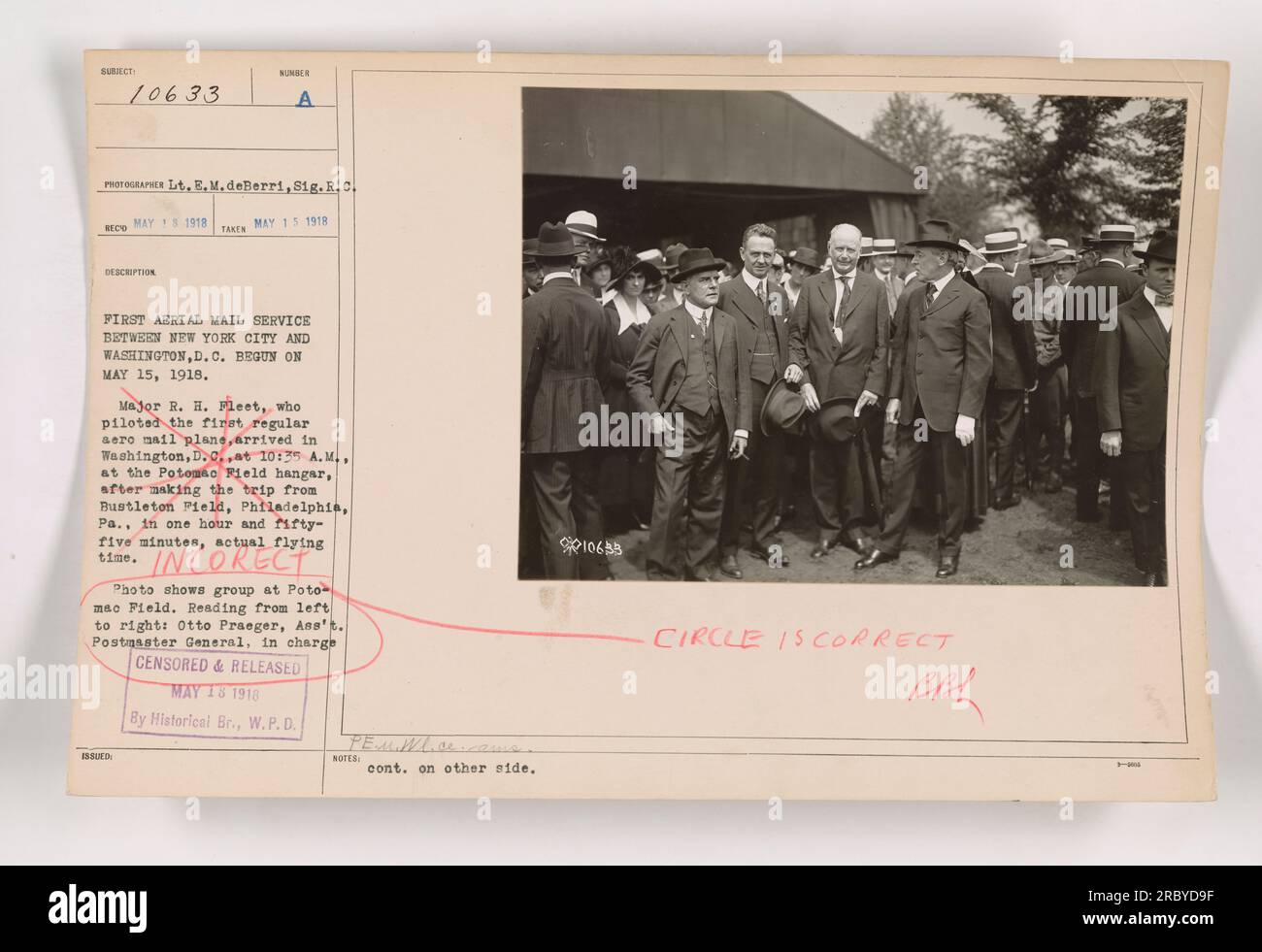 Das Foto wurde am 15. Mai 1918 aufgenommen und zeigt eine Gruppe am Potomac Field, bestehend aus Otto Praeger, stellvertretender Generalpostmeister und anderen. Das Bild zeigt den ersten Luftpostdienst zwischen New York City und Washington, DC, der an diesem Tag begann. Major R. H. Fleet, der Pilot des ersten regulären Postflugzeugs, kam um 10:35 UHR nach einem einstündigen und fünfundfünfzig-minütigen Flug von Bustleton Field in Philadelphia in Washington an." Stockfoto