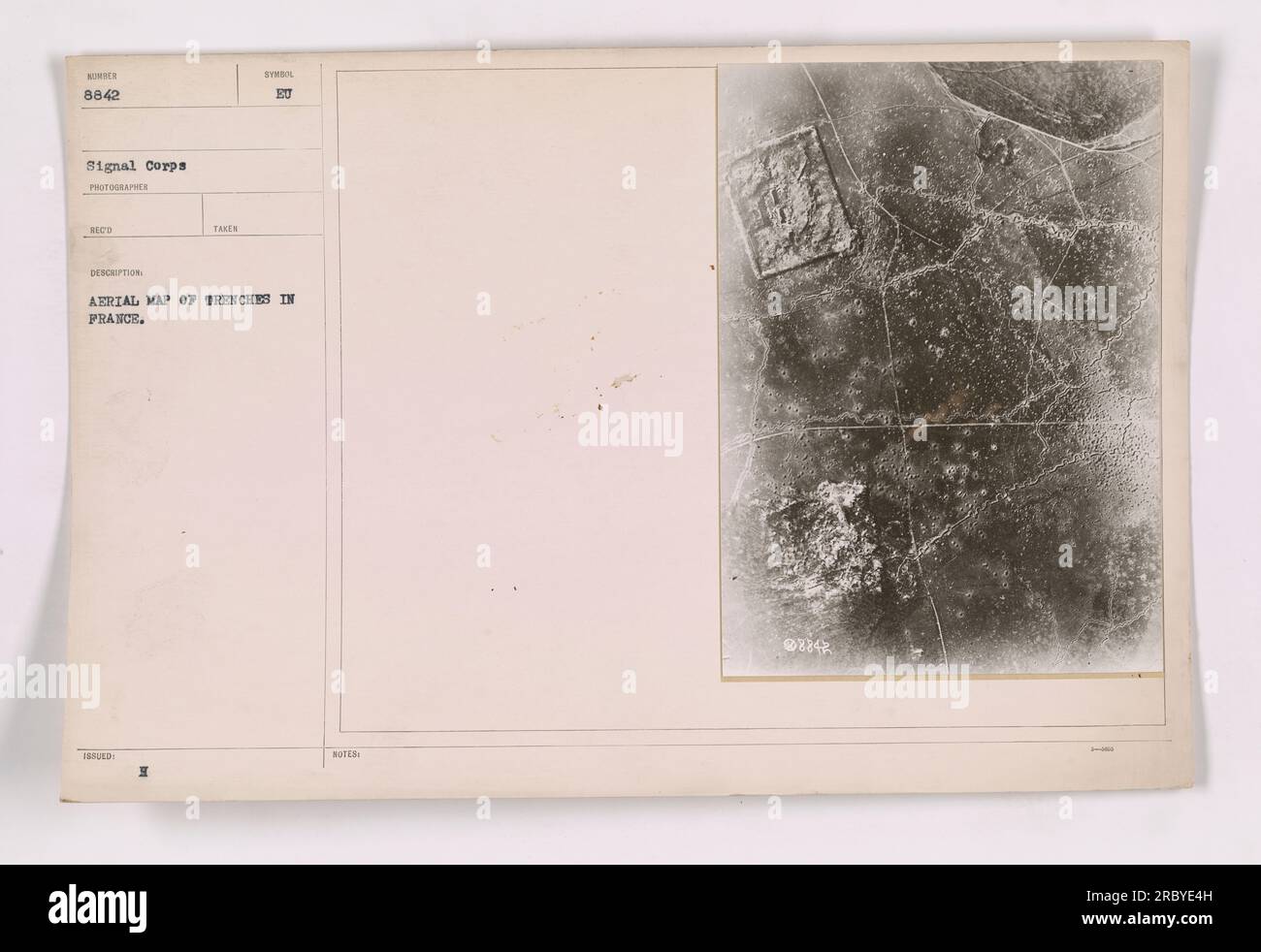 Luftkarte, die den Aufbau der Gräben in Frankreich während des Ersten Weltkriegs zeigt. Das Foto mit der Nummer 111-SC-8842 wurde von einem Fotografen des Signalkorps aufgenommen. Die Karte bietet eine detaillierte Ansicht der Gräben mit den entsprechenden Symbolen und enthält die Anmerkung „002“ als Hinweis. Stockfoto
