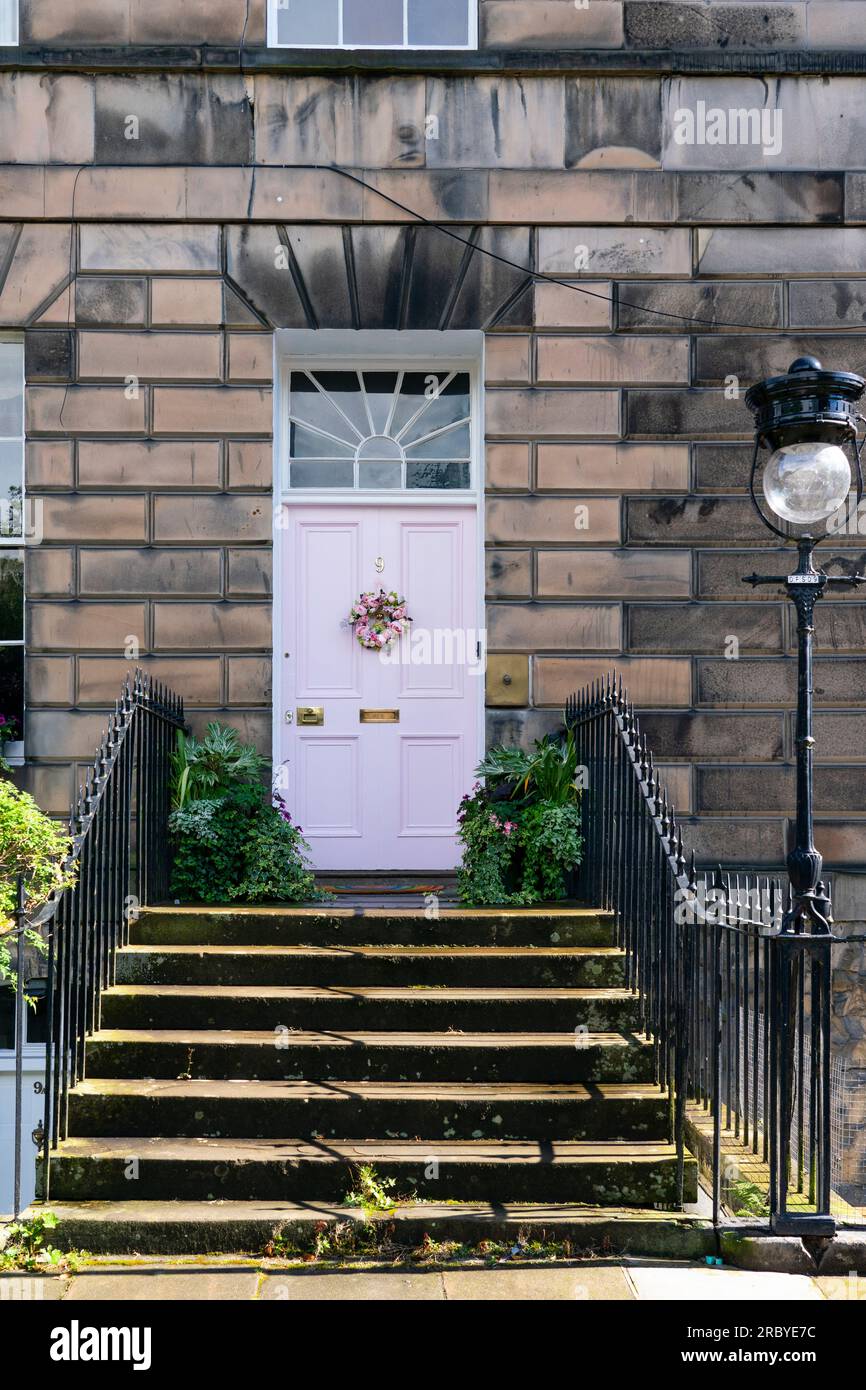 Edinburgh, Schottland, Vereinigtes Königreich, 11. Juli 2023. Die bekannte „Pink Door“ in Edinburghs Neustadt wurde laut Besitzer Miranda Dickson „cremefarben“ gestrichen. Das Haus befindet sich in einem UNESCO-Weltkulturerbe und der Stadtrat von Edinburgh drohte Frau Dickson aufgrund einer Beschwerde mit einer hohen Geldstrafe, wenn sie die Tür nicht in einer konservativeren Farbe neu lackierte. Die neu lackierte Tür wurde nun erneut als unangemessen angesehen, und es wurde eine neue Beschwerde beim Rat eingereicht. Iain Masterton/Alamy Live News Stockfoto